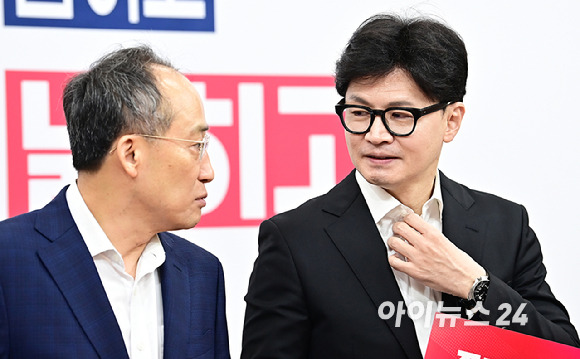 국민의힘 한동훈 대표와 추경호 원내대표가 지난 8월 29일 오전 서울 여의도 국회에서 열린 최고위원회의에서 대화를 하고 있다. [사진=곽영래 기자]