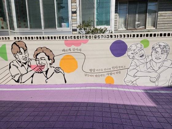 지난 11일 경북 김천시 교동 김호중소리길에 트로트가수 김호중씨 벽화가 그려져 있다. 김정석 기자