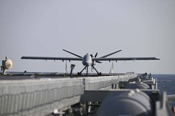 12일 경북 포항 동해상에서 해군의 대형 수송함 독도함의 고정익 무인기 '그레이이글' 전투 실험이 진행되고 있다. 사진 해군 제공