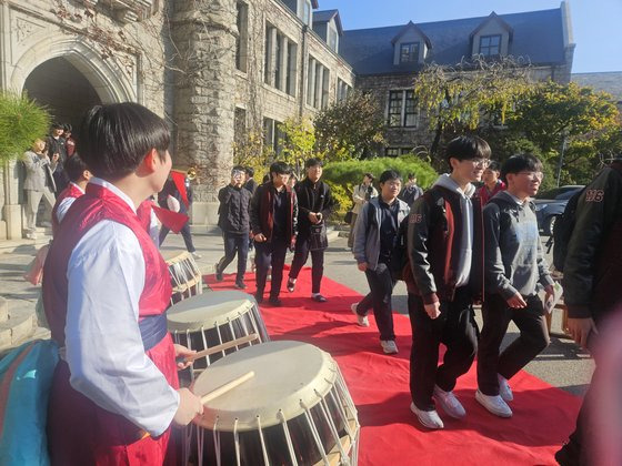 13일 오전 10시 서울 중구 계동 중앙고등학교에서 수능 시험을 하루 앞둔 3학년 학생들을 위한 출정식 행사가 진행되고 있다. 이날 행사에는 처음으로 학내 난타 동아리가 함께했다. 3학년 학생들은 레드카펫 위를 걸어가며 응원해주는 후배들에게 감사 인사를 건넸다. 신혜연 기자.