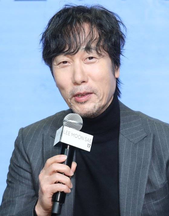가수 이문세가 13일 서울 마포구 상암 스탠포드호텔에서 정규 17집 선공개곡을 발표하는 간담회를 열었다. 사진 뉴스1