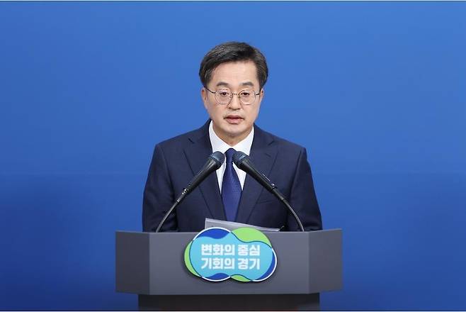 김동연 경기도지사가 13일 도청 브리핑룸에서 '정치 현안 관련 입장 발표' 기자회견을 열어 윤석열 대통령에게 "특검을 수용하든지, 스스로 물러나든지 결단하라"고 촉구했다.경기도 제공