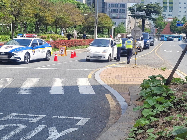 부산 경찰이 음주운전 근절을 위해 연말연시 특별단속에 나선다. 사진은 경찰이 낮 시간대 음주운전 단속을 하는 모습.  부산경찰청 제공