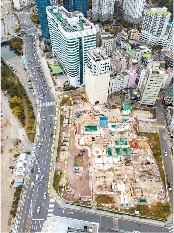 49층 높이 복합리조트 건립 관련 교통영향평가 심의 결과가 인근 도로 1개 차로 추가 확보(노란색 점선)에 그쳐 향후 인근 교통 지옥이 심화할 것으로 우려된다. 13일 그랜드호텔 부지와 해운대해변로 전경.  이원준 기자 windstorm@kookje.co.kr