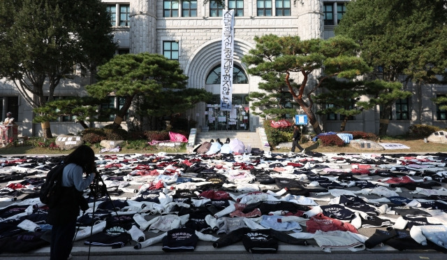 동덕여대 남녀공학 전환 규탄에 뒤덮여진 학교 점퍼. 뉴시스