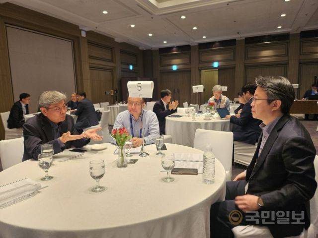 12일 해운대 포럼 참가자들이 부산 해운대구 웨스틴조선호텔에서 조별 토론을 진행하고 있는 모습.