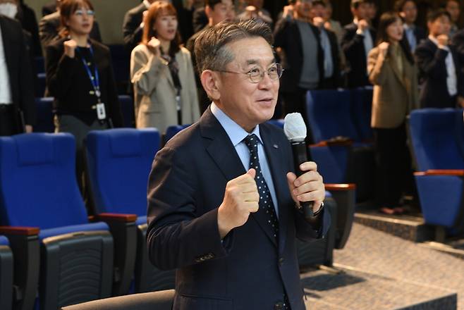 김준동 사장이 임직원들과 비전 구호를 제창하고 있다. [사진 = 한국남부발전]