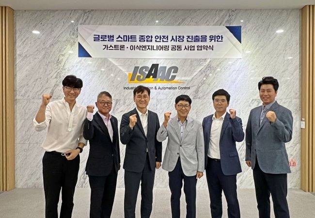 < 업무 협약을 체결한 후 기념 촬영하고 있다 (왼쪽부터 이삭엔지니어링 이현민 이사, 최재준 전무, 김창수 대표이사, 가스트론 최동진 대표이사, 김범종 상무, 신완수 이사) / 이삭엔지니어링 제공 >