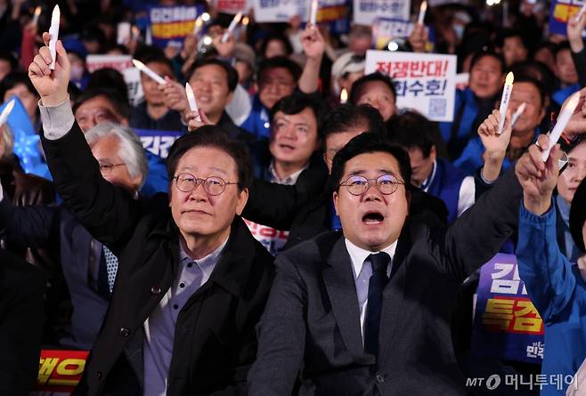 [서울=뉴시스] 이영환 기자 = 이재명 더불어민주당 대표와 박찬대 원내대표가 9일 서울 세종대로에서 더불어민주당이 주최한 제2차 김건희 윤석열 국정농단 규탄·특검 촉구 국민행동의 날!에서 노래를 부르고 있다. 2024.11.09. 20hwan@newsis.com /사진=이영환