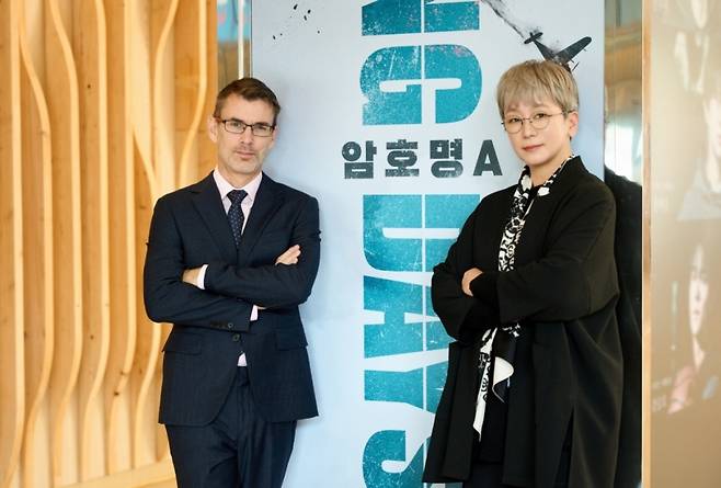 (왼쪽부터) 제이슨 하울랜드 작곡가, 김희재 작가. /사진제공=컴퍼니 연작