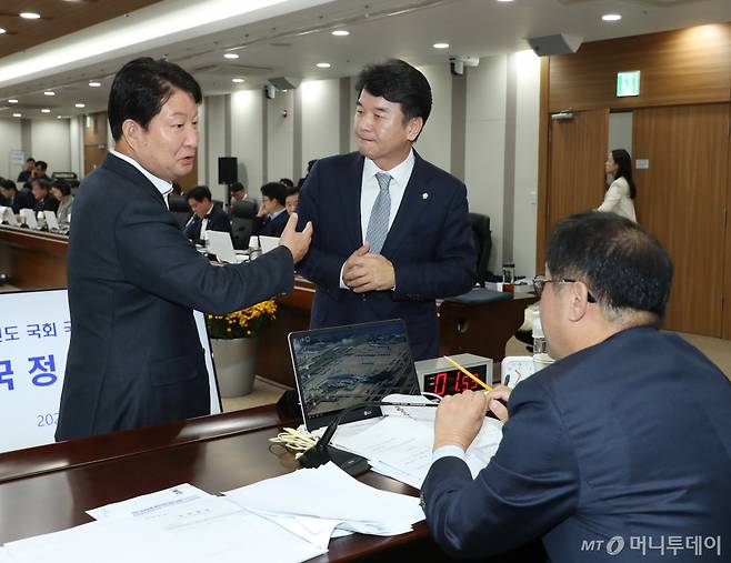 (인천공항=뉴스1) 공항사진기자단 = 22일 인천 중구 인천국제공항공사에서 열린 국회 국토교통위원회 국정감사 중 자료 제출 문제로 권영진 여당 간사과 문석진 야당 간사가 맹성규 위원장과 상의를 하고 있다. 2024.10.22/뉴스1  Copyright (C) 뉴스1. All rights reserved. 무단 전재 및 재배포,  AI학습 이용 금지. /사진=(인천공항=뉴스1) 공항사진기자단