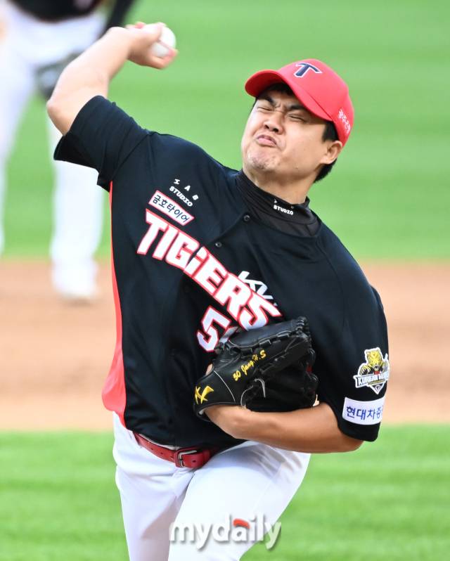 26일 오후 대구광역시 연호동 대구삼성라이온즈파크 에서 진행된 '2024 프로야구 KBO리그 포스트시즌' 한국시리즈 4차전 삼성라이온즈와 KIA타이거즈의 경기. 기아 장현식이 역투하고 있다./대구=송일섭 기자 andlyu@mydaily.co.kr