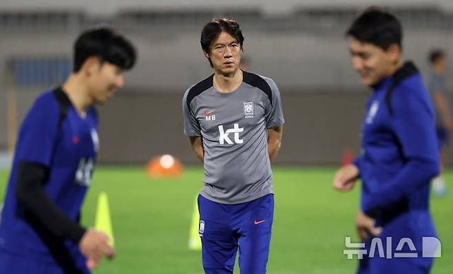 [쿠웨이트시티(쿠웨이트)=뉴시스] 이영환 기자 = 홍명보 축구 대표팀 감독이 12일(현지시각) 쿠웨이트 압둘라 알 칼리파 스타디움에서 손흥민, 주민규의 훈련을 지켜보고 있다.홍명보 감독이 이끄는 축구 대표팀은 14일 쿠웨이트 자베르 알아흐마드 국제경기장에서 쿠웨이트와 북중미 월드컵 아시아 3차 예선 B조 5차전을 치른다. 2024.11.12. 20hwan@newsis.com