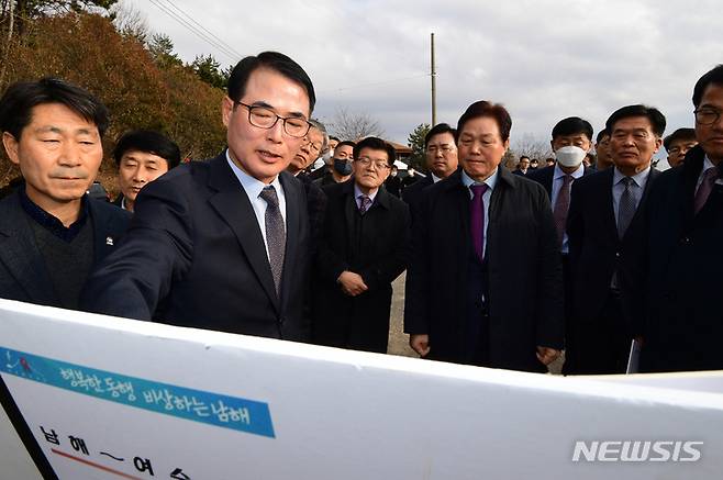 [남해=뉴시스] 2023년 2월16일 오후 도민과의 대화 행사를 위해 남해군을 방문한 박완수 경남도지사가 여수·남해 해저터널 건설 현장을 찾아 장충남 남해군수로부터 브리핑을 받고 있다. (사진=뉴시스 DB). photo@newsis.com