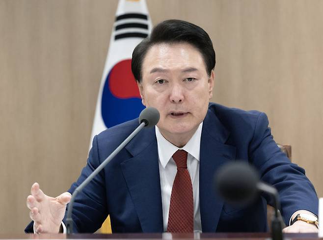 [서울=뉴시스] 조수정 기자 = 윤석열 대통령이 지난 10일 서울 용산 대통령실에서 회의를 주재하고 있다. 외신들은 12일(현지시각) 윤 대통령이 도널드 트럼프 미국 대통령 당선인 체제에 대비해 골프 연습에 매진하고 있다고 조명했다. (사진=대통령실 제공) 2024.11.13. photo@newsis.com *재판매 및 DB 금지