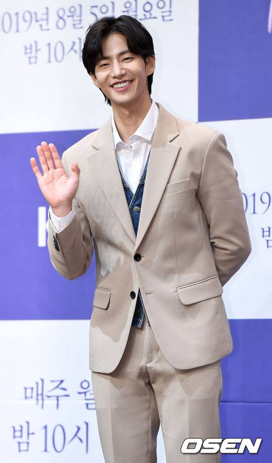 [OSEN=최규한 기자] 1일 오후 서울 신도림 라마다호텔에서 KBS 새 월화드라마 ‘너의 노래를 들려줘’ 제작발표회가 열렸다.배우 송재림이 참석해 포토타임을 하고 있다. /dreamer@osen.co.kr