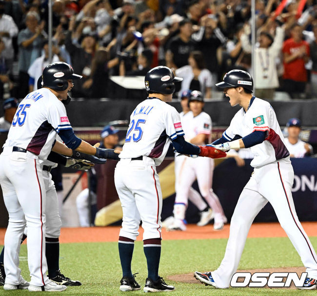 [OSEN=타이베이(대만), 이대선 기자] 13일 오후 대만 타이베이돔에서 세계야구소프트볼연맹(WBSC) 프리미어12 2024 B조 1차전 대한민국과 대만의 경기가 열렸다.대한민국은 1차전 선발투수로 고영표, 대만은 린위민을 내세웠다.2회말 2사 만루 대만 천천웨이가 한국 고영표를 상대로 만루홈런을 날린 뒤 홈에서 환영을 받고 있다. 2024.11.13 /sunday@osen.co.kr