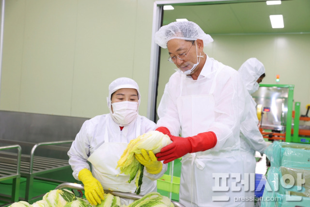 ▲명현관 해남군수가 문내면의 한 절임배추 가공공장을 찾아 상품 상태를 살펴보고 있다.2024.11.12ⓒ해남군