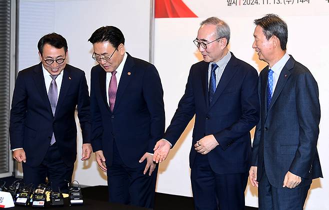 유상임 과학기술정보통신부 장관(왼쪽 두번째)이 13일 서울 중구 대한상공회의소에서 열린 과학기술정보통신부 장관-통신사 CEO 간담회에서 대표들과 기념촬영을 마친 뒤 자리로 향하고 있다. 왼쪽부터 유영상 SK텔레콤 대표, 유 장관, 김영섭 KT 대표, 황현식 LG유플러스 대표. 김경호 기자