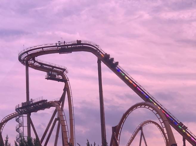 2023년 10월 28일 멈춤 사고가 발생한 롤러코스터 '드라켄' 모습. 독자 제공