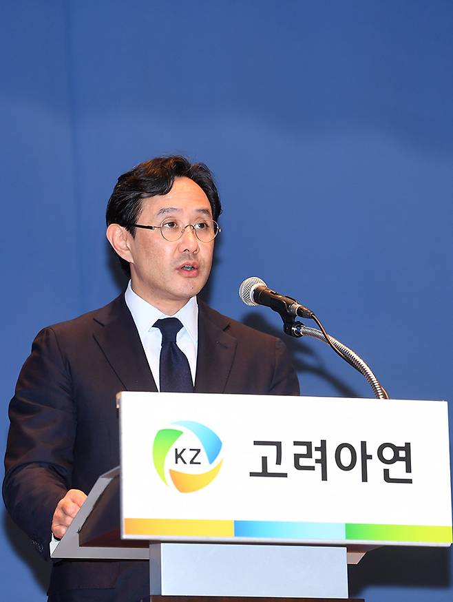 최윤범 고려아연 회장이 13일 오후 서울 중구 대한상공회의소에서 ‘일반공모 유상증자 계획 철회’ 등의 내용을 포함한 기자회견문을 낭독하고 있다.김경호 기자