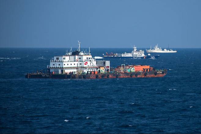 민간구난업체가 심해잠수사 투입을 위해 바지선을 수중 90m 해저면과 고정시키는&nbsp;투묘작업을 하고 있다. 제주해양경찰청 제공