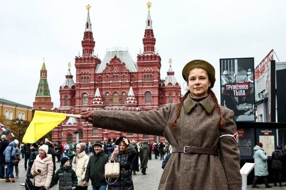 7일(현지시간) 러시아 모스크바에서 제2차 세계대전 83주년을 기념해 열린 붉은 광장 퍼레이드에서 한 여성이 연극 공연에 참여하고 있다. 2024.11.7 모스크바 타스 연합뉴스