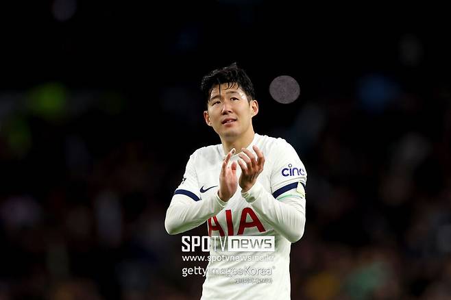 ▲ 영국 매체 ‘팀토크’는 12일(한국시간) “손흥민이 사우디아라비아 팀들의 관심을 받고 있다. 손흥민은 리버풀의 모하메드 살라와 함께 사우디아라비아의 가장 큰 표적이다”라고 전했다. 이어 “손흥민은 토트넘이 재계약에 대해 미지근한 반응을 보이자, 그에 분노했고 사우디아라비아 팀들은 이 점을 인지하고 있다”라고 덧붙였다.