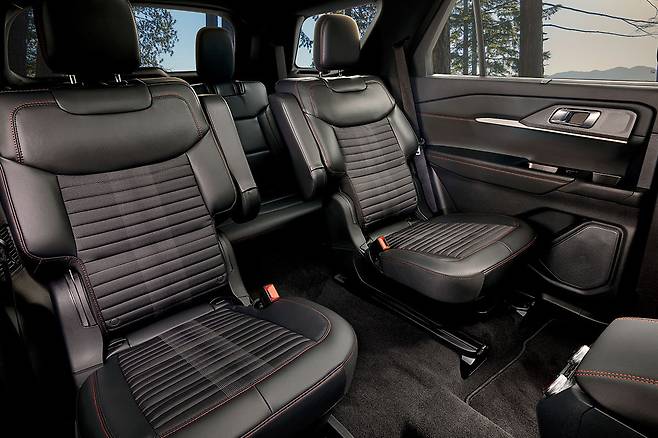 신형 익스플로러 실내 후석