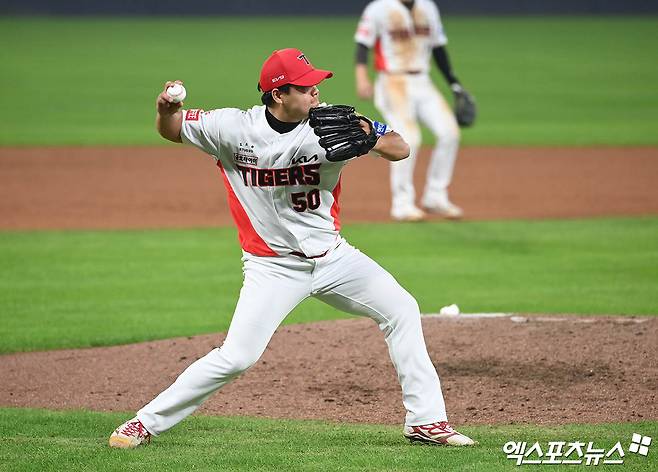 28일 오후 광주기아챔피언스필드에서 열린 '2024 신한 SOL Bank KBO 한국시리즈' 삼성 라이온즈와 KIA 타이거즈의 5차전 경기, 7회초 2사 KIA 장현식이 삼성 김성윤의 땅볼 타구를 잡아 1루로 송구하고 있다. 엑스포츠뉴스 DB