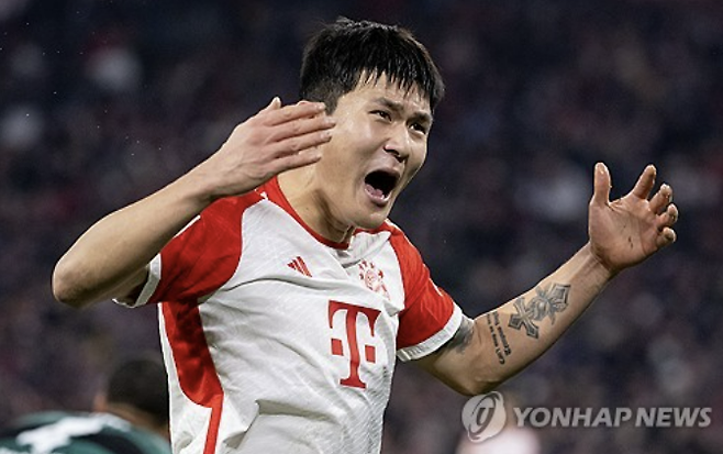 스카이스포츠 독일이 13일(한국시간) 김민재와 다요 우파메카노가 뮌헨 수비진에 안정감을 줬다며 6년 만에 나온 진기록을 소개했다.&nbsp;  매체는 뱅상 콤파니 체제에서 뮌헨은 분데스리가 4경기 연속 무실점 기록을 6년 만에 처음으로 달성했다. 우파메카노와 김민재의 강력한 수비 덕분이라고 보도했다.&nbsp;연합뉴스