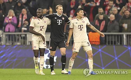 스카이스포츠 독일이 13일(한국시간) 김민재와 다요 우파메카노가 뮌헨 수비진에 안정감을 줬다며 6년 만에 나온 진기록을 소개했다.&nbsp;  매체는 뱅상 콤파니 체제에서 뮌헨은 분데스리가 4경기 연속 무실점 기록을 6년 만에 처음으로 달성했다. 우파메카노와 김민재의 강력한 수비 덕분이라고 보도했다.&nbsp;연합뉴스