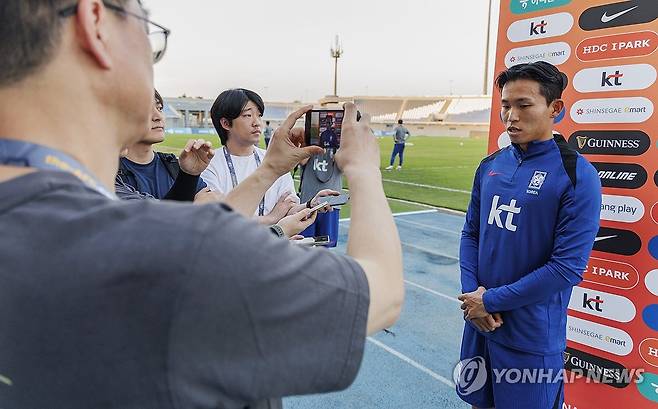 축구대표팀 다시 합류한 정우영 (쿠웨이트시티=연합뉴스) 황광모 기자 = 11회 연속 월드컵 본선 진출에 도전하는 한국 축구대표팀에 재승선 한 정우영이 12일 오후(현지시간) 쿠웨이트 압둘라 알 칼리파 스타디움에서 열린 팀 훈련에 앞서 취재진과 가진 인터뷰에서 질문에 답하고 있다. 2024.11.13 hkmpooh@yna.co.kr