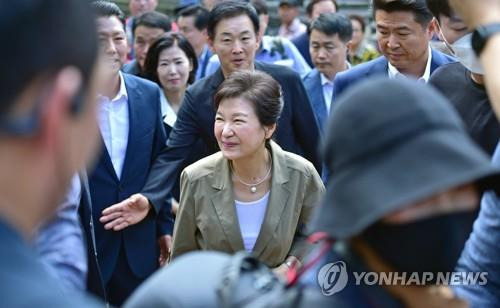 시민들과 인사하는 박근혜 전 대통령  [연합뉴스 자료사진. 재판매 및 DB 금지]