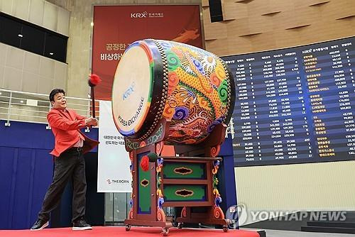 기념북 치는 백종원 대표 (서울=연합뉴스) 신현우 기자 = 백종원 더본코리아 대표가 6일 오전 서울 영등포구 여의도 한국거래소 홍보관에서 열린 더본코리아 코스피 상장 기념식에 참석해 기념북을 치고 있다. 2024.11.6 nowwego@yna.co.kr