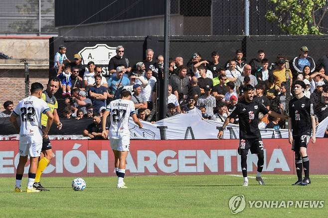 아르헨티나 축구 1부 리그 경기에 출전한 유튜버 스프린(오른쪽) H[AFP=연합뉴스]