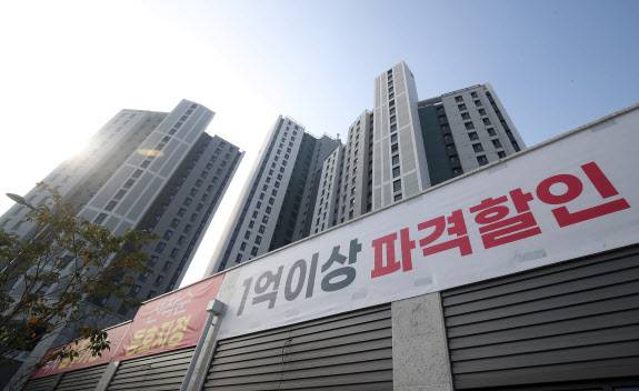 지난 2월 청약 접수에서 부진한 성적을 낸 대구 한 아파트에 ‘1억 이상 파격 할인’ 현수막이 걸려 있다.(사진=뉴스1)