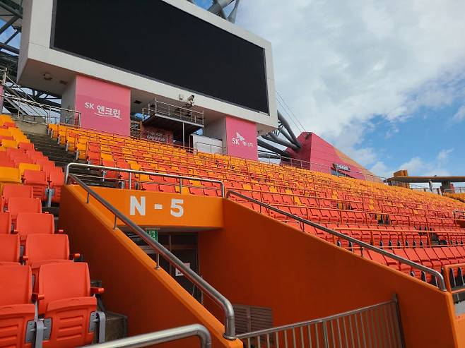 주황석 좌석으로 리모델링 된 제주월드컵경기장. 사진=제주유나이티드
