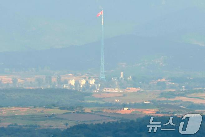 경기도 파주시 오두산 통일전망대에서 바라본 북한 황해북도 개풍군 기정동 마을. 2024.10.10/뉴스1 ⓒ News1 민경석 기자