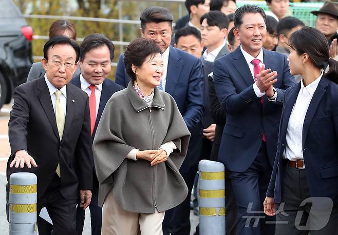 박근혜 전 대통령이 14일 경북 구미코에서 열린 박정희 탄신 107돌 기념식에 참석하기 위해 김장호 구미시장의 안내를 받으며 입장하고 있다. 2024.11.14/뉴스1