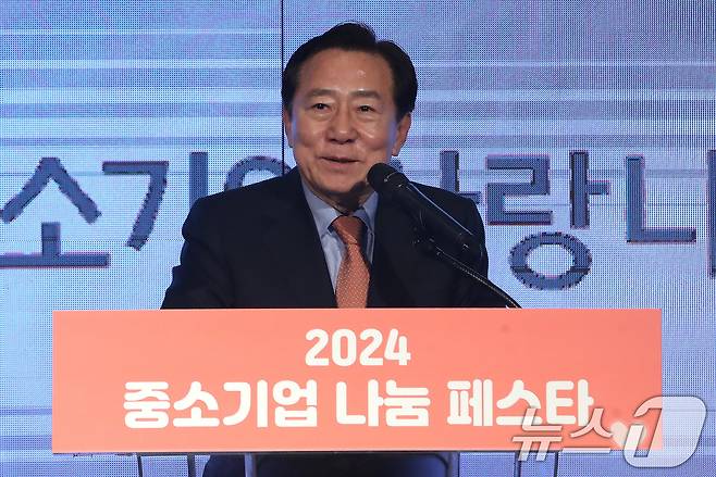 김기문 중소기업중앙회장이 14일 오전 서울 영등포구 여의도 중소기업중앙회에서 열린 2024 중소기업 나눔 페스타에서 인사말을 하고 있다. 이날 행사에서는 우원식 국회의장, 반기문 UN 전 사무총장, 오세훈 서울특별시장, 김동연 경기도지사, 이승엽 두산 베어스 감독 등 저명인사와 유명 연예인, 스포츠스타 애장품 경매가 진행됐다. 2024.11.14/뉴스1 ⓒ News1 임세영 기자