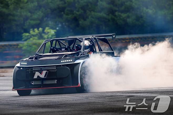 현대자동차는 25일 현대 N 월드와이드 유튜브 채널에 올린 '현대 N 데이' 영상을 통해 고성능 롤링랩 'RN24'를 공식 발표했다. (현대자동차 제공) 2024.10.25/뉴스1