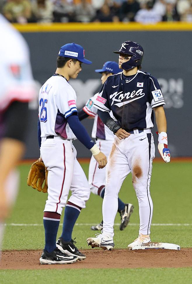 13일 오후 대만 타이베이돔에서 열린 2024 세계야구소프트볼연맹(WBSC) 프리미어12 B조 조별리그 대한민국과 대만의 경기. 6회초 1사 1루에서 1루 주자 김도영이 도루를 성공하고 있다. 사진 | 타이베이=연합뉴스