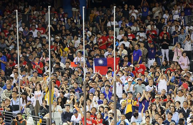 13일 오후 대만 타이베이돔에서 열린 2024 세계야구소프트볼연맹(WBSC) 프리미어12 B조 조별리그 대한민국과 대만의 경기. 대만 야구 팬들이 열띤 응원전을 펼치고 있다. 사진 | 타이베이=연합뉴스