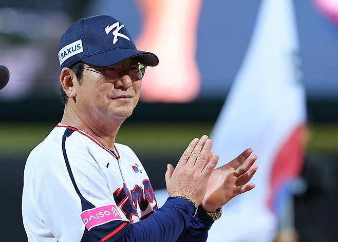 14일 오후 대만 타이베이 톈무야구장에서 열린 세계야구소프트볼연맹(WBSC) 프리미어12 2024 B조 조별리그 대한민국과 쿠바의 경기. 경기 시작 전 류중일 감독이 박수치고 있다. 사진 | 타이베이=연합뉴스