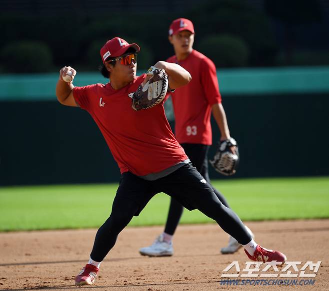 30일 인천 SSG랜더스필드에서 열린 SSG 랜더스와 키움 히어로즈의 경기. SSG 신범수가 수비 훈련을 하고 있다. 인천=박재만 기자 pjm@sportschosun.com/2024.09.30/