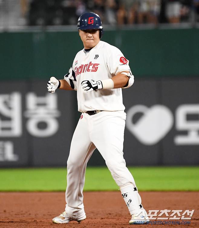 29일 부산 사직구장에서 열린 롯데 자이언츠와 한화 이글스의 경기. 1회말 1사 1,3루 롯데 정훈이 적시타를 날린 뒤 환호하고 있다. 부산=박재만 기자 pjm@sportschosun.com/2024.08.29/