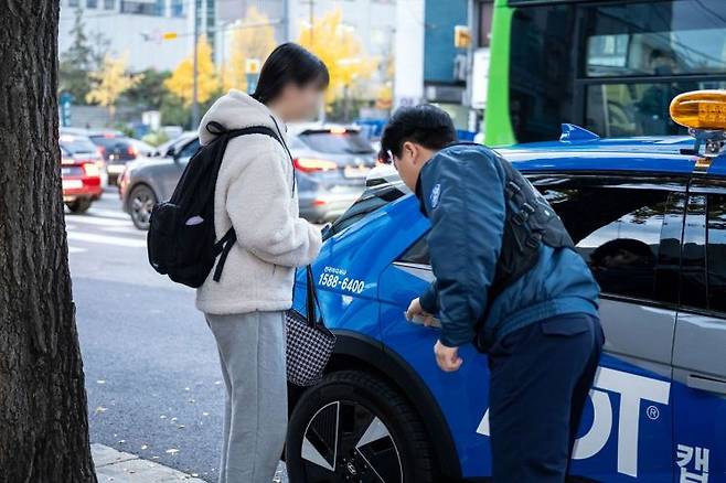 ADT캡스가 2025학년도 대학수학능력시험 당일인 14일 오전 경복궁역 인근에서 ‘수험생 특별 호송 서비스’를 실시하고 있다. SK쉴더스 제공