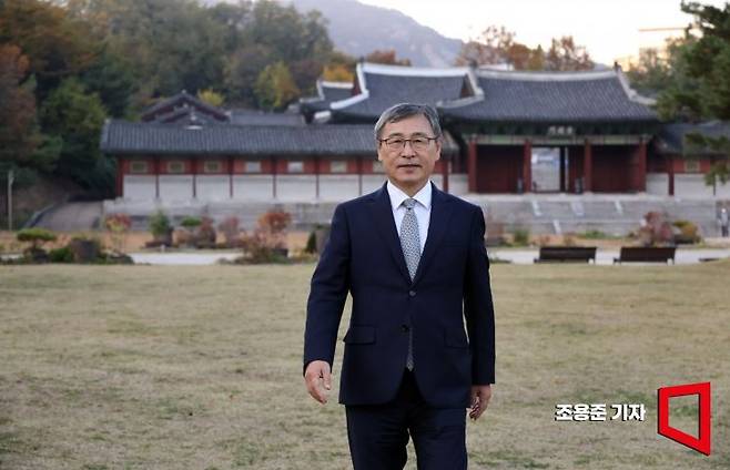 정근식 신임 서울시교육감이 종로구 교육청 인근 경희궁을 걷고 있다. 조용준 기자