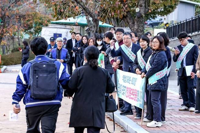 장상길 부시장은 14일 포항이동고등학교를 찾아 2025학년도 대학수학능력시험을 치르는 수험생들을 격려했다. 포항시 제공